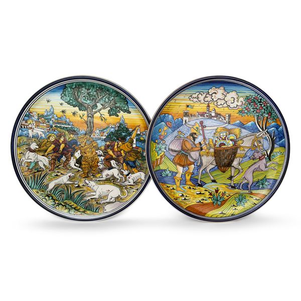 Due grandi piatti in maiolica policroma, Deruta