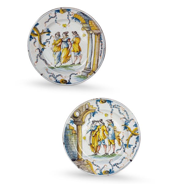 Coppia di antichi piatti in maiolica bianca e policroma