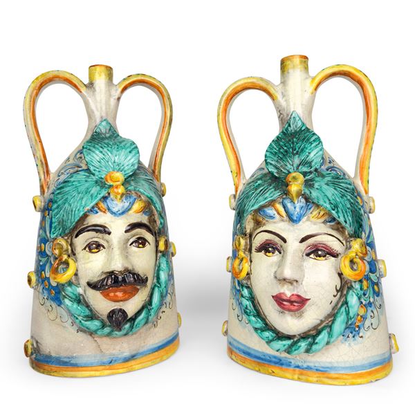 Coppia di fiasche biansate in maiolica craquelée bianca e policroma, Caltagirone, Giacomo Dolce