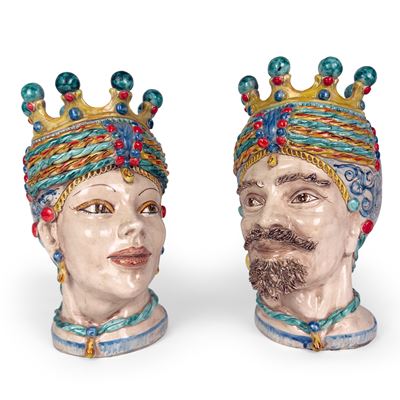 Verus, Coppia di vasi a testa di moro in maiolica policroma, Caltagirone (h. 42 cm)