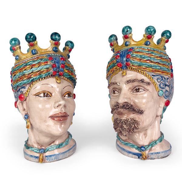 Coppia di vasi a testa di moro in maiolica policroma, Caltagirone, Verus