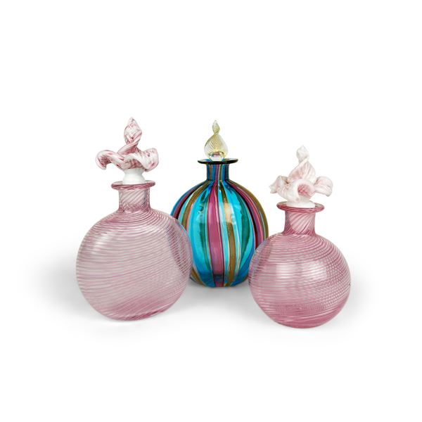 Tre piccole bottiglie in vetro soffiato rosa e policromo