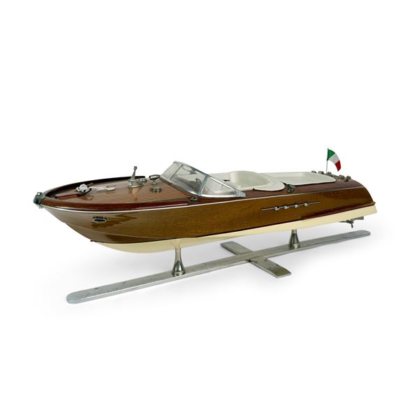 Modello del motoscafo Riva Aquarama in legno