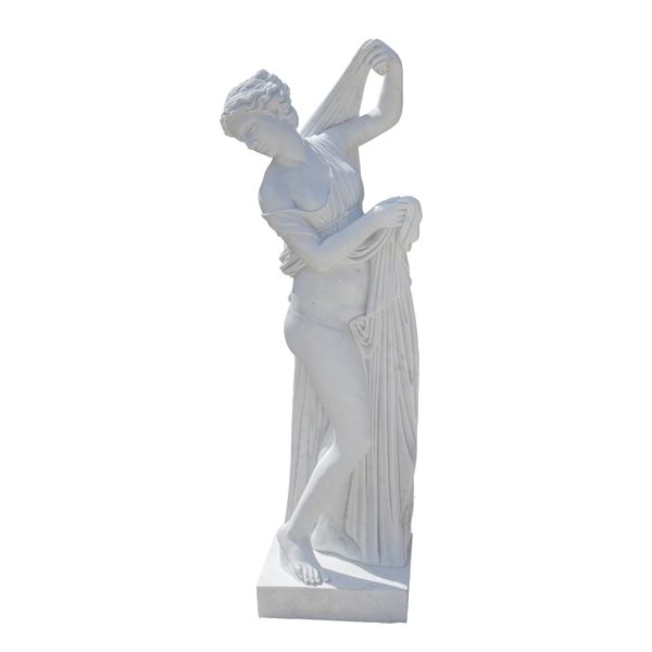 Venere Callipigia in marmo bianco