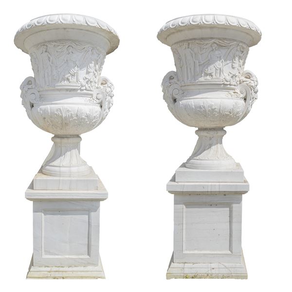 Coppia di monumentali vasi medicei in marmo bianco