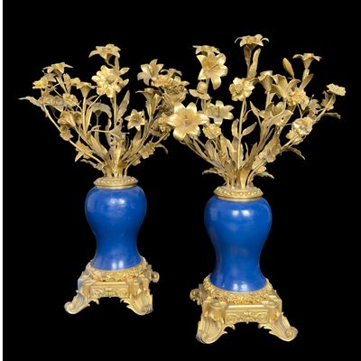 Francia, Coppia di flambeaux in porcellana blu e bronzo dorato, XIX secolo