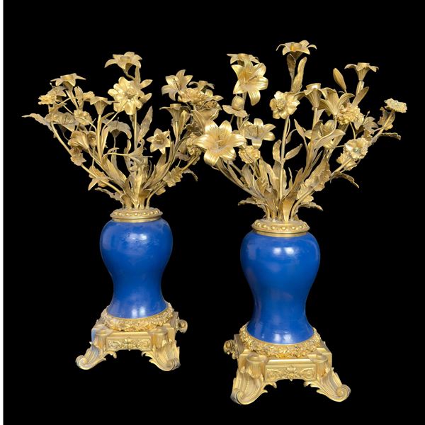Coppia di flambeaux in porcellana blu e bronzo dorato, Francia , XIX secolo