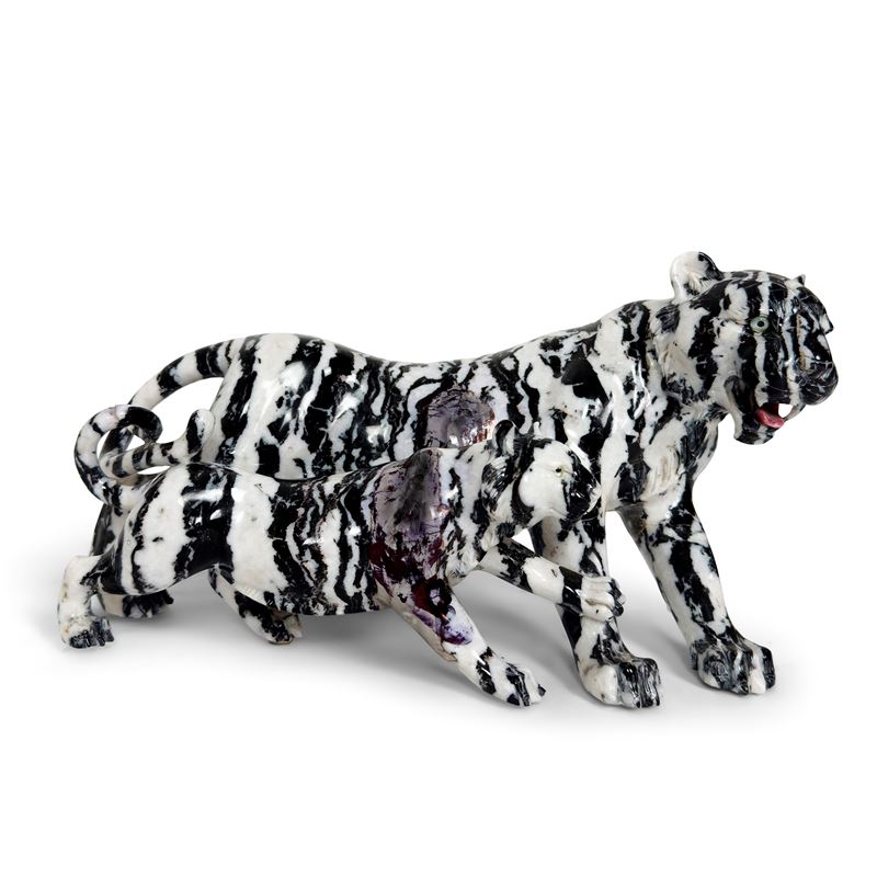 Tigre con cucciolo, gruppo scultoreo in marmo bianco e nero