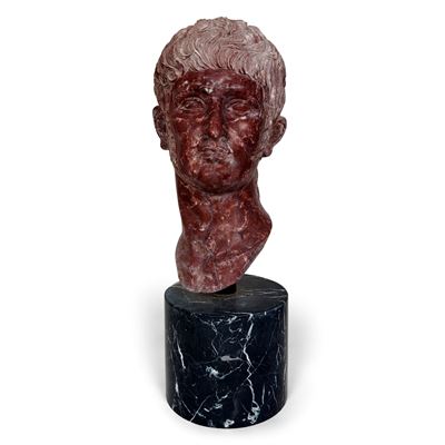 Testa di Cesare, scultura in marmo rosso su base in marmo nero