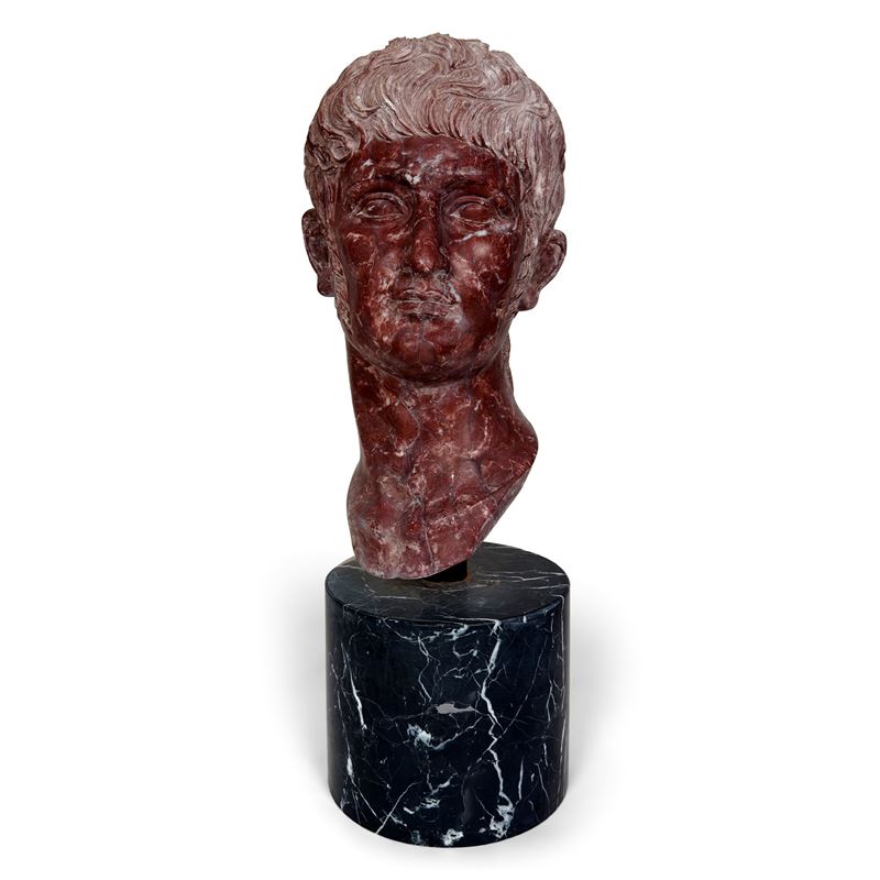 Testa di Cesare, scultura in marmo rosso su base in marmo nero