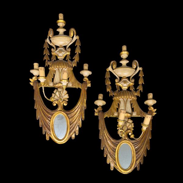 Coppia di grandi appliques a sei luci in legno laccato bianco e dorato