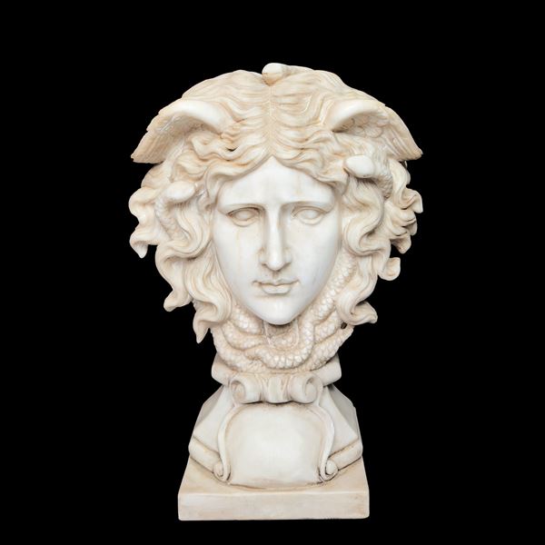 Testa della Medusa in marmo bianco