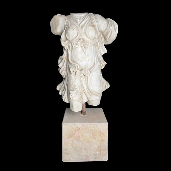 Busto femminile acefalo in marmo bianco con veste riccamente drappeggiata