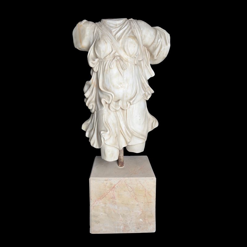 Busto femminile acefalo, marmo bianco con veste drappeggiata