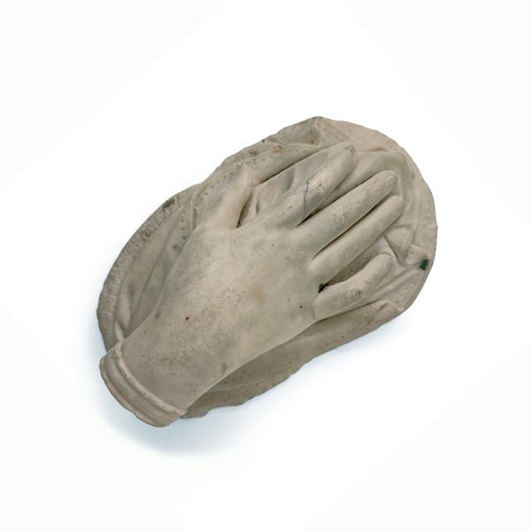 Mano poggiata su un fazzoletto, scultura in marmo statuario, fine del XIX secolo