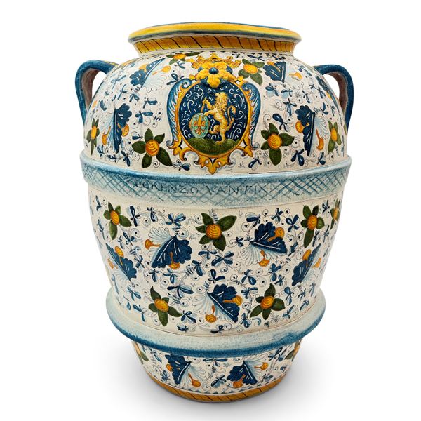 Orcio biansato in maiolica bianca e policroma