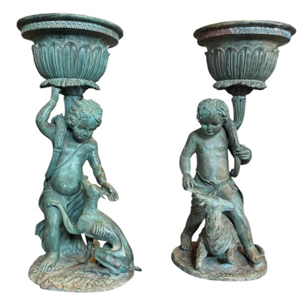 Coppia di fioriere in bronzo patinato