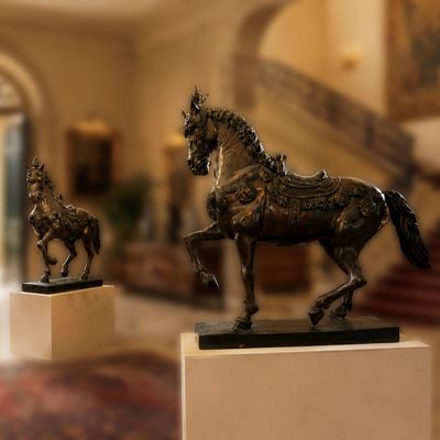 Bronzi patinati, Coppia di cavalli bardati in bronzo patinato