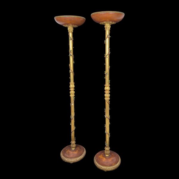 Coppia di lampade da terra in legno dorato
