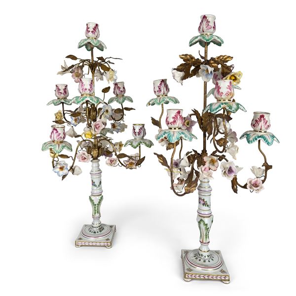 Coppia di candelabri in porcellana bianca e policroma e metallo dorato a sei luci