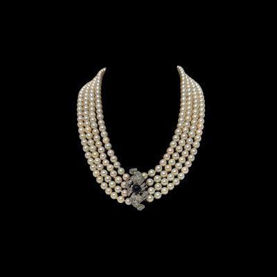 Collana a quattro fili di perle, chiusura in oro bianco 18 kt con zaffiro cabochon e brillanti