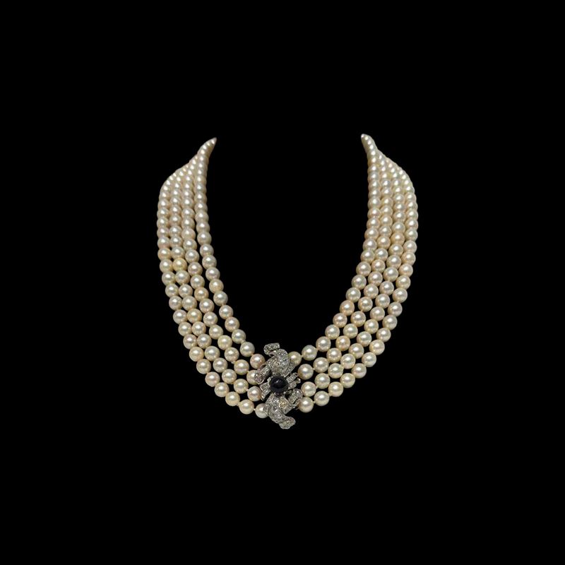 Collana a quattro fili di perle, chiusura in oro bianco 18 kt con zaffiro cabochon e brillanti