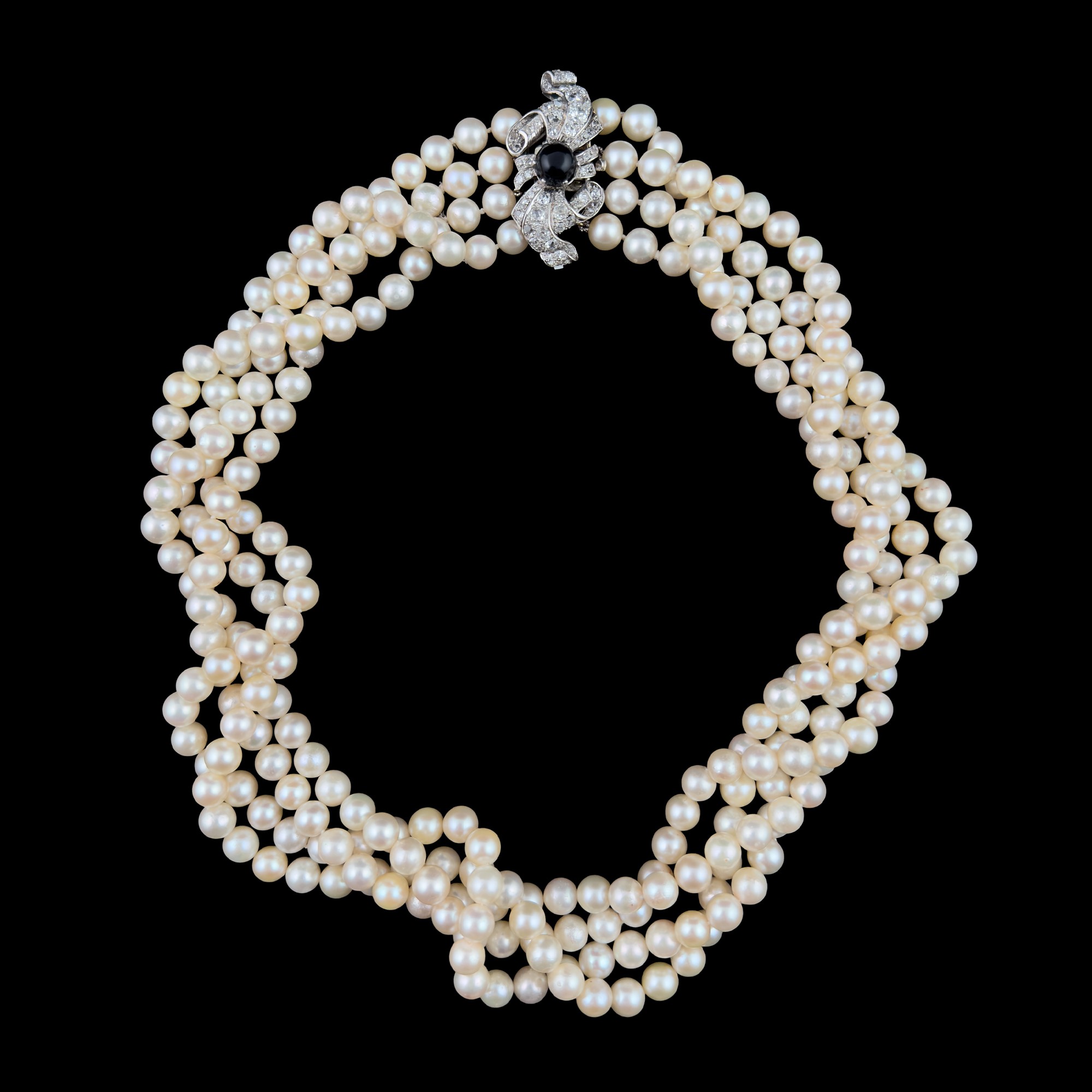Collana a quattro fili di perle, chiusura in oro bianco 18 kt con zaffiro cabochon e brillanti