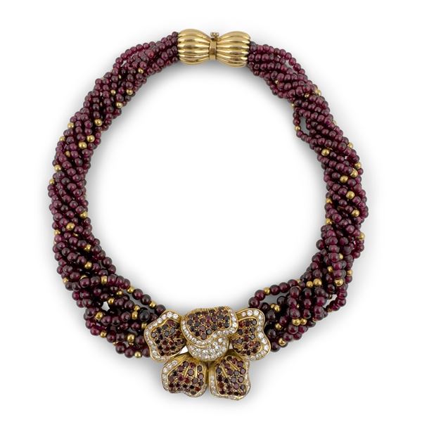 Collana a otto fili ritorti di granati con chiusura in oro giallo 18kt. a fiore