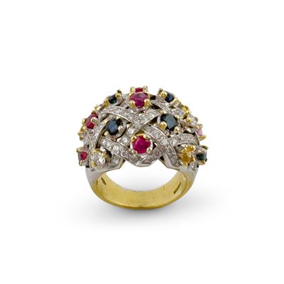 Anello in oro bianco e giallo 18 kt con brillanti, zaffiri e rubini, lavorazione a losanghe