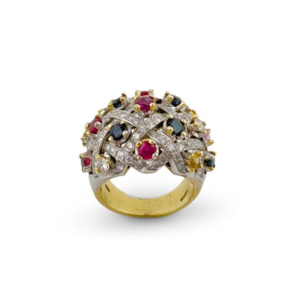 Anello in oro bianco e giallo 18kt. con brillanti, zaffiri e rubini per circa 1,5 ct