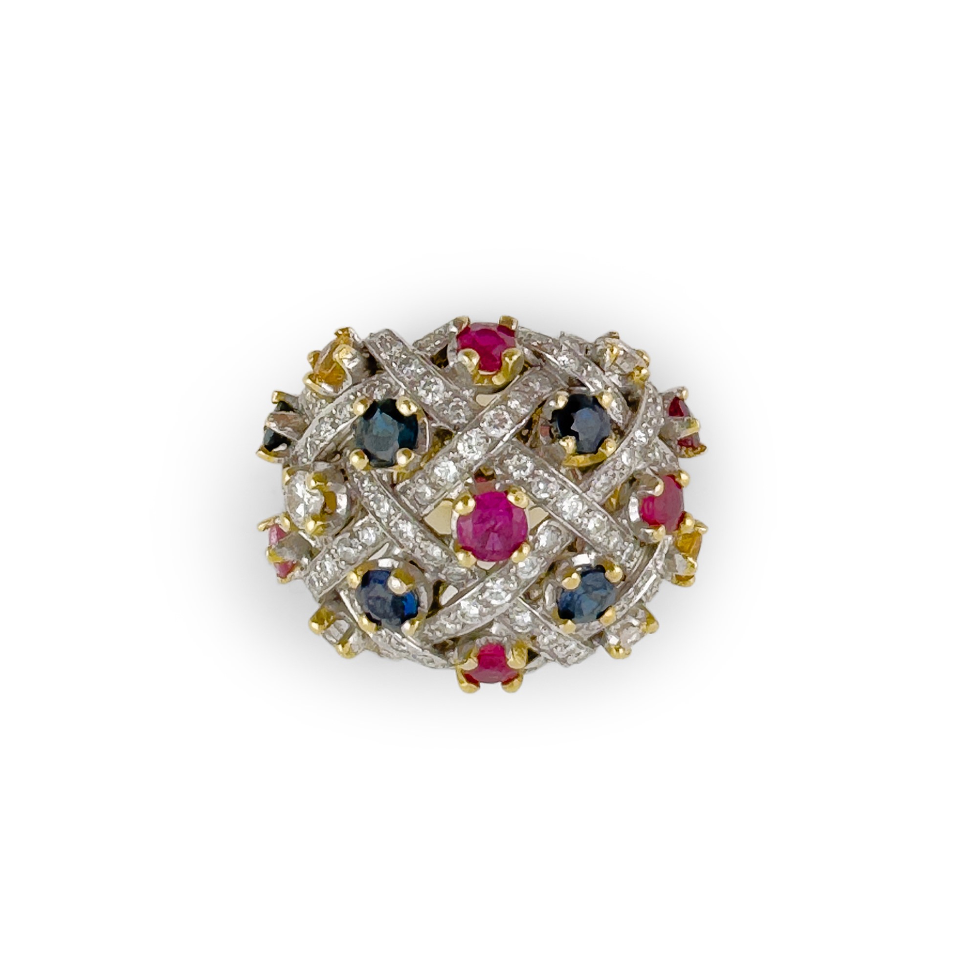 Anello in oro bianco e giallo 18 kt con brillanti, zaffiri e rubini, lavorazione a losanghe