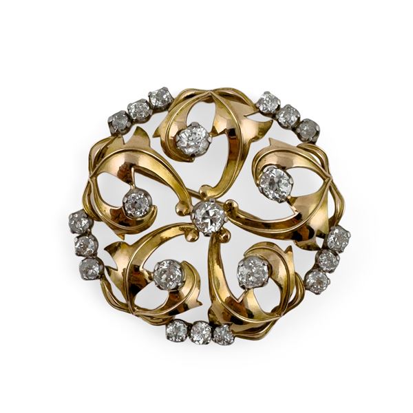 Spilla in oro giallo 18kt. di forma circolare con brillanti taglio vecchio per ct. 7 circa
