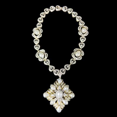 Collana in oro bianco e giallo 18 kt. con perle barocche e diamanti, pendente/ spilla a losanga i...