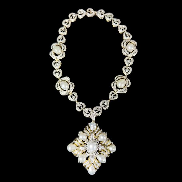 Importante collana in oro bianco e giallo 18kt., con perle barocche e diamanti per 15,00 ct. circa