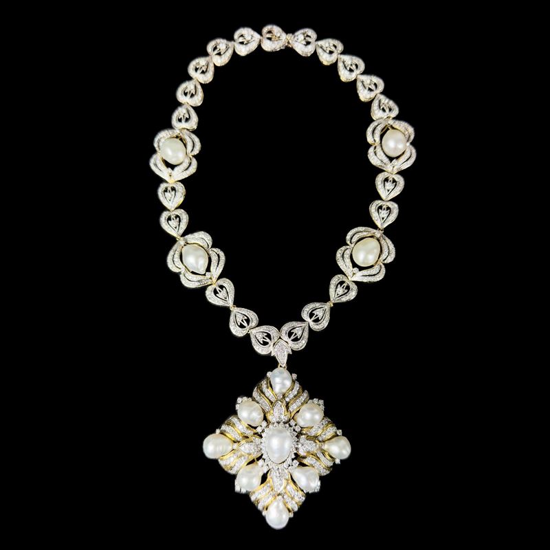 Collana in oro bianco e giallo 18 kt. con perle barocche e diamanti, pendente/ spilla a losanga i...