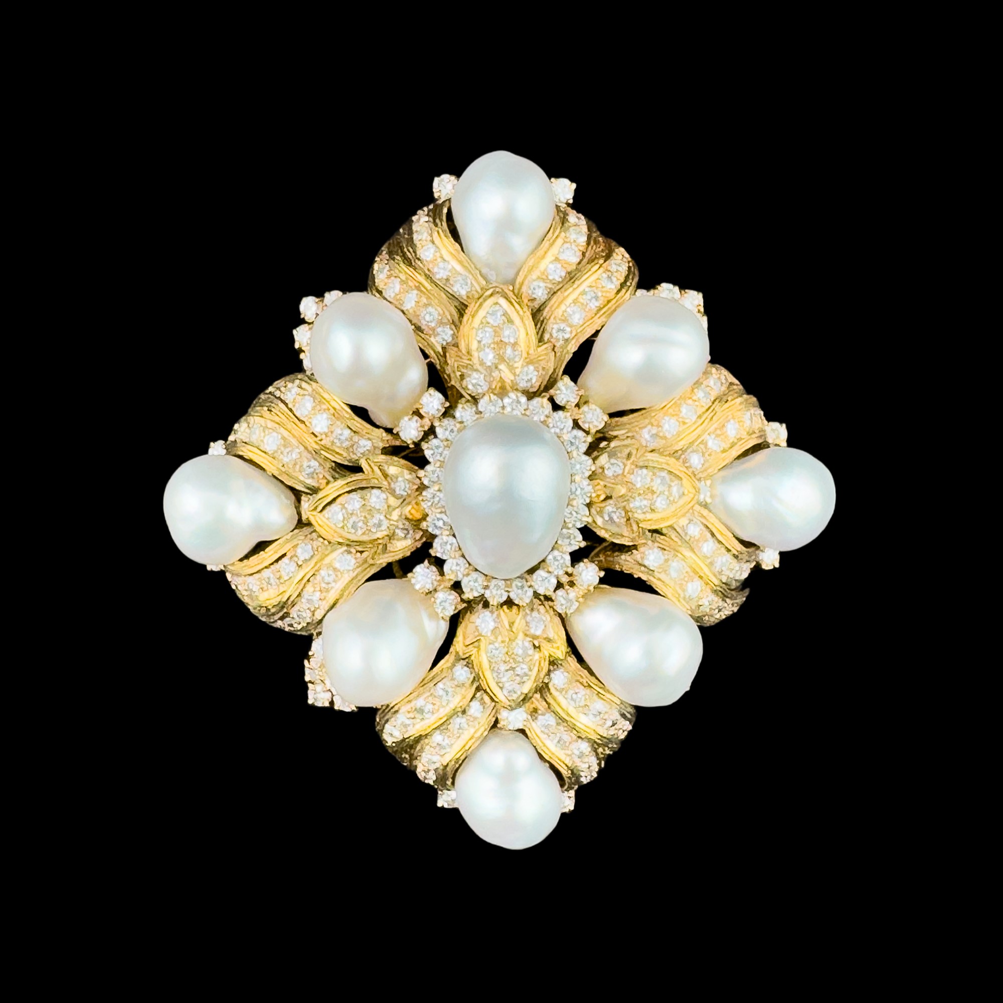 Collana in oro bianco e giallo 18 kt. con perle barocche e diamanti, pendente/ spilla a losanga i...