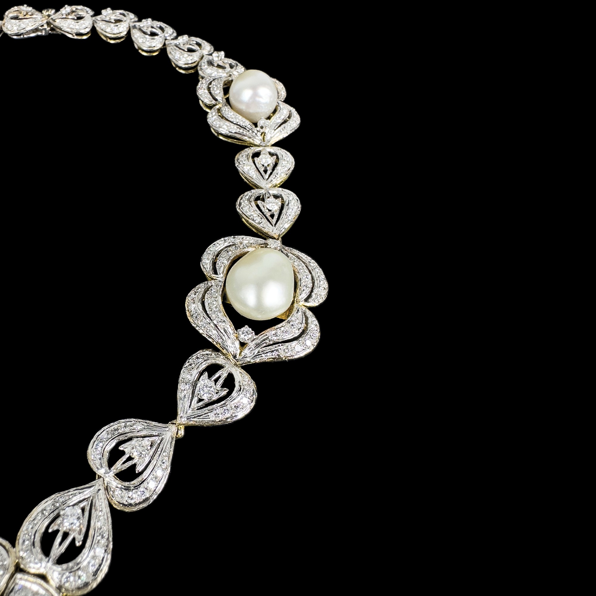 Collana in oro bianco e giallo 18 kt. con perle barocche e diamanti, pendente/ spilla a losanga i...