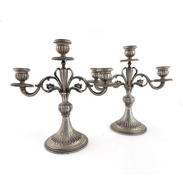 Coppia di candelabri in argento a tre luci