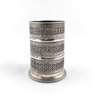 Vaso cilindrico in argento con fasce traforate