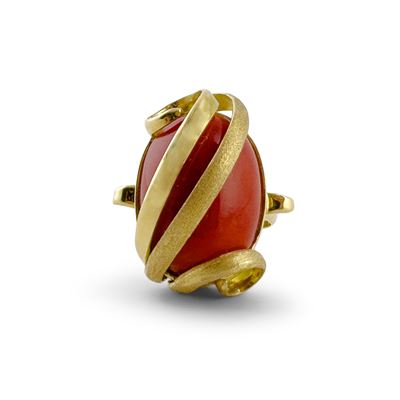 Anello in oro giallo 18 kt con spola di corallo di Sardegna cabochon