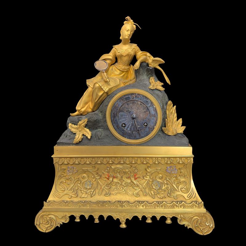 Francia, XIX secolo, Pendola in bronzo dorato e patinato con quadrante circolare a numeri romani