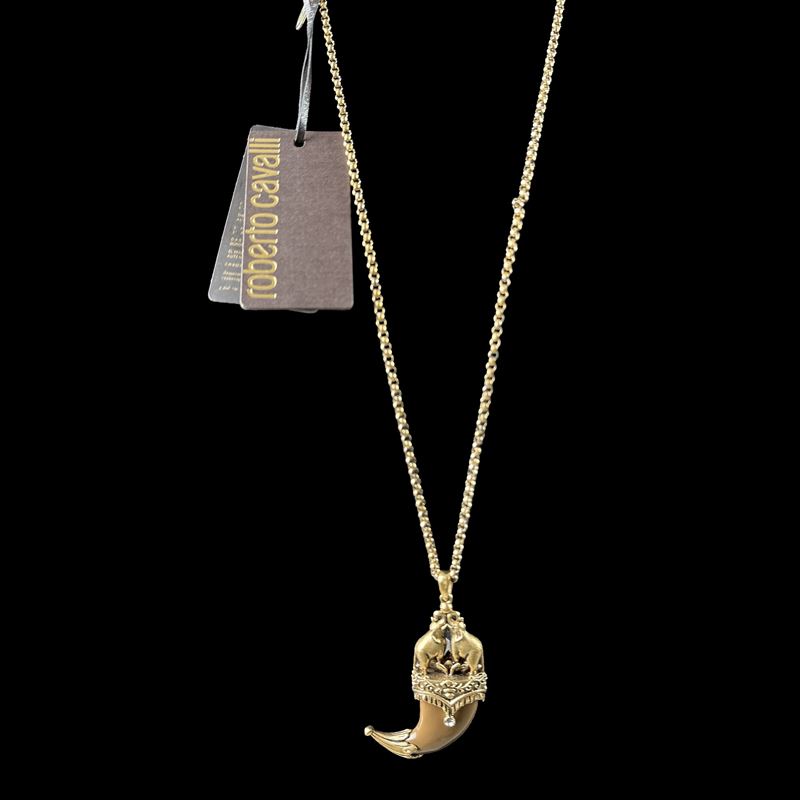 Roberto Cavalli, Collana in metallo dorato con pendente a corno in resina marrone e decorazioni a...
