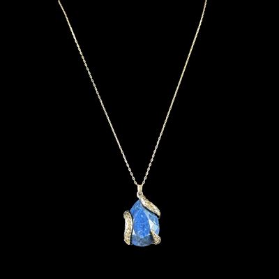 Collana con pendente a pietra dura e serpente in metallo dorato