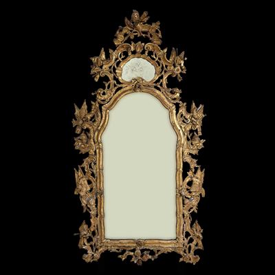 Venezia, specchiera in legno dorato con cornice intagliata a rocailles e trofei militari (metà XV...