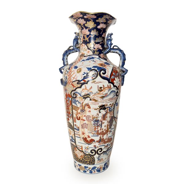 Grande vaso in porcellana bianca, policroma e dorata, Arte orientale