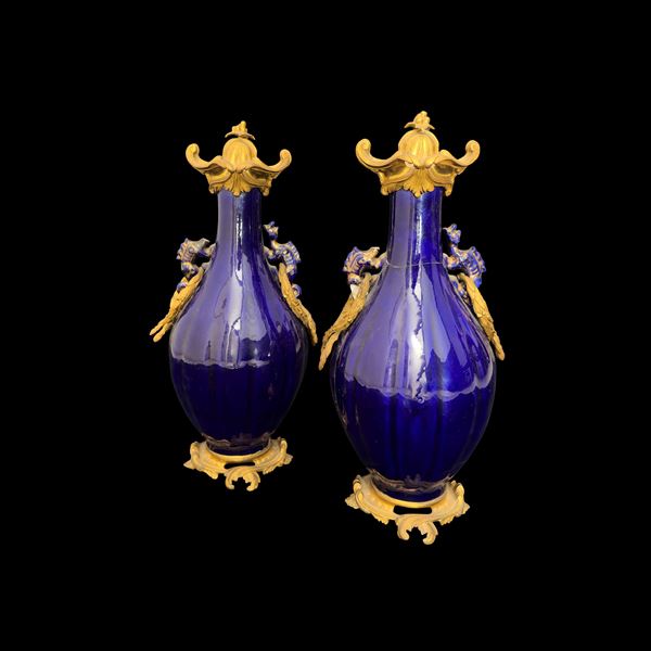 Coppia di vasi in porcellana blu, Francia, XIX secolo