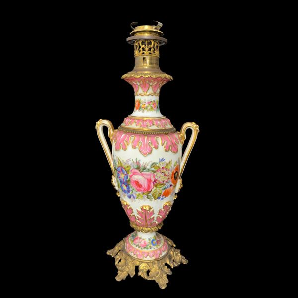 Vaso biansato in porcellana bianca, rosa, dorata e policroma, Francia, XIX secolo