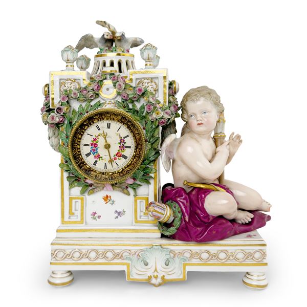 Pendola in porcellana bianca, polictroma e dorata, Meissen, XIX secolo