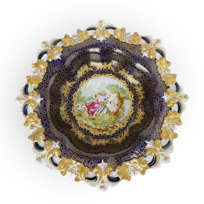 Sevrès, Alzata circolare in porcellana bianca con decoro dorato e blu Royal
