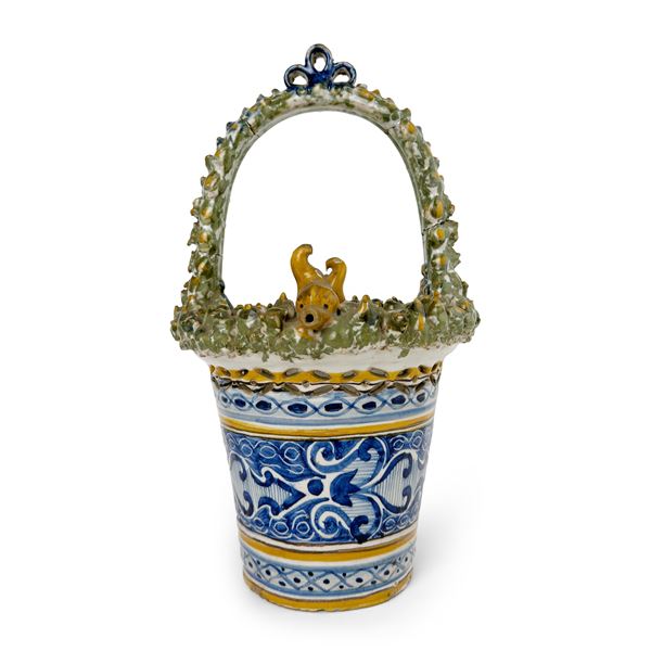 Cesto in maiolica bianca, blu e verde, Manifattura campana, XIX secolo